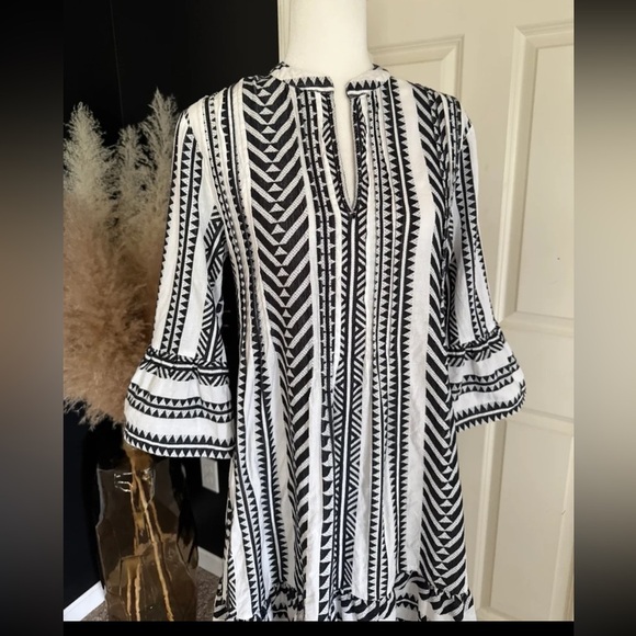 Boo Gemes Black/White Bell Sleeve Aztec Print Mini Dress
 size Small - Picture 3 of 12